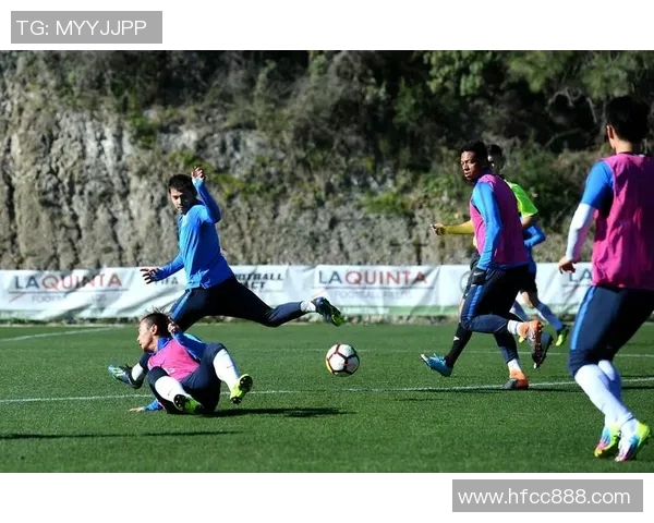 揭秘足球球星背后的按摩师他们的职业与隐秘故事 揭秘足球球星背后的按摩师他们的职业与隐秘故事